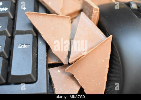 Schokolade Dreiecke mit Tastatur und Maus Stockfoto