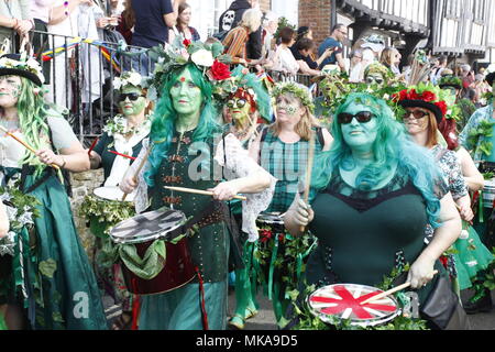 Hastings, Großbritannien. 7. Mai 2018. UK Wetter. Nachtschwärmer genießen Sie die Buchse im grünen Festival auf einem schönen Feiertag Montag in Hastings. Das Festival findet jährlich in der East Sussex Stadt willkommen zu heissen Sommer statt. Credit: Ed Brown/Alamy leben Nachrichten Stockfoto