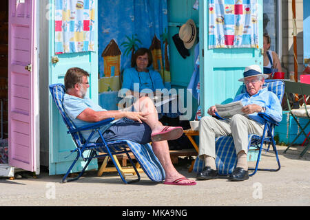 Lyme Regis, Dorset, Großbritannien. 7. Mai 2018. UK Wetter. An einer Strandpromenade Beach Hut in den Badeort Lyme Regis in Dorset, genießen die heißen sonnigen Feiertag Montag. Foto: Graham Jagd-/Alamy leben Nachrichten Stockfoto