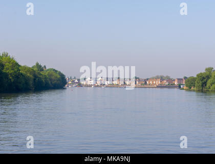 Hammersmith, London, Großbritannien. 07. Mai, 2018: Dieses Wochenende ist eine der heißesten und auch der heißeste Tag des Jahres so weit werden erwartet. In London, Ruderer machen die meisten das Wetter entlang der Themse weg. Credit: Bradley Smith/Alamy Leben Nachrichten. Stockfoto