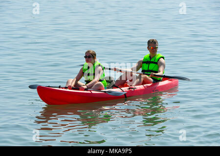 Lyme Regis, Dorset, Großbritannien. 7. Mai 2018. UK Wetter. Kajakfahrer auf dem Wasser in den Badeort Lyme Regis in Dorset genießen die heißen sonnigen Feiertag Montag. Foto: Graham Jagd-/Alamy leben Nachrichten Stockfoto