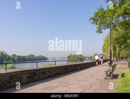 Hammersmith, London, Großbritannien. 07. Mai, 2018: Dieses Wochenende ist eine der heißesten und auch der heißeste Tag des Jahres so weit werden erwartet. In London, Jogger machen die meisten das Wetter entlang der Themse weg. Credit: Bradley Smith/Alamy Leben Nachrichten. Stockfoto