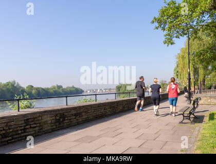 Hammersmith, London, Großbritannien. 07. Mai, 2018: Dieses Wochenende ist eine der heißesten und auch der heißeste Tag des Jahres so weit werden erwartet. In London, Jogger machen die meisten das Wetter entlang der Themse weg. Credit: Bradley Smith/Alamy Leben Nachrichten. Stockfoto