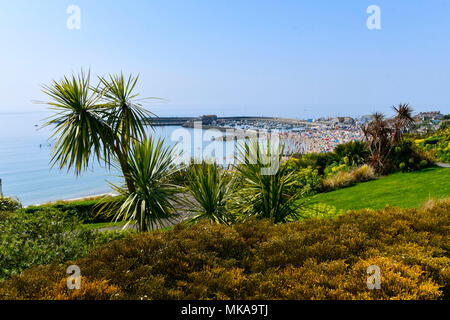 Lyme Regis, Dorset, Großbritannien. 7. Mai 2018. UK Wetter. Blick von Langmoor Gärten in den Badeort Lyme Regis in Dorset an einem heißen sonnigen Tag auf den Urlaub Montag. Foto: Graham Jagd-/Alamy leben Nachrichten Stockfoto