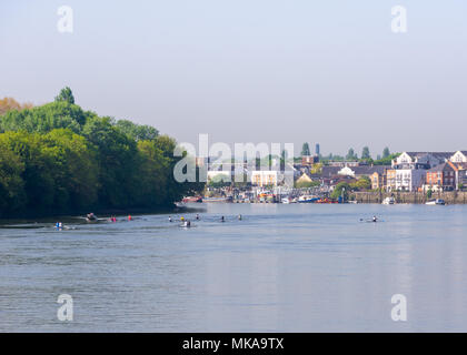 Hammersmith, London, Großbritannien. 07. Mai, 2018: Dieses Wochenende ist eine der heißesten und auch der heißeste Tag des Jahres so weit werden erwartet. In London, Ruderer machen die meisten das Wetter entlang der Themse weg. Credit: Bradley Smith/Alamy Leben Nachrichten. Stockfoto