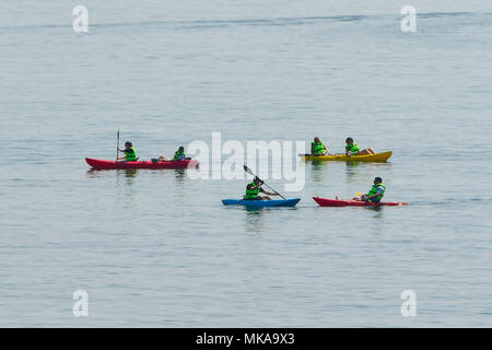 Lyme Regis, Dorset, Großbritannien. 7. Mai 2018. UK Wetter. Kajakfahrer auf dem Wasser in den Badeort Lyme Regis in Dorset, genießen die heißen sonnigen Feiertag Montag. Foto: Graham Jagd-/Alamy leben Nachrichten Stockfoto