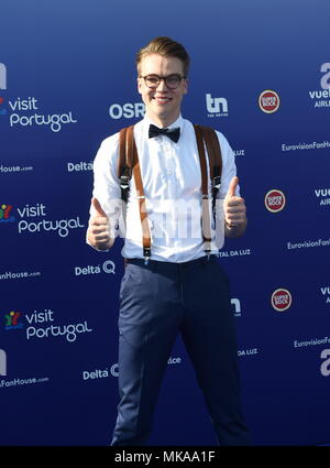 (180507) - Lissabon, 7. Mai 2018 (Xinhua) - tschechische Sängerin Mikolas Josef stellt für Bilder, die während der blaue Teppich Zeremonie der 63. Ausgabe des Eurovision Song Contest 2018 am Altice Arena in Lissabon am 6. Mai 2018. Der Eurovision Song Contest 2018 in Lissabon werden von Mai 8 bis 12, 2018 statt. (Xinhua / Zhang Liyun) (GJ) Stockfoto