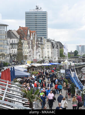 28 April 2018, Deutschland, Düsseldorf: Kinderwagen sind auf ihre Art und Weise an der sogenannten Duesseldorfer "Kasematten", einen Abschnitt des Rheins Riverside Promenade am alten Düsseldorfer Altstadt. Foto: Caroline Seidel/dpa Stockfoto