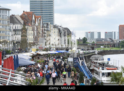 28 April 2018, Deutschland, Düsseldorf: Kinderwagen sind auf ihre Art und Weise an der sogenannten Duesseldorfer "Kasematten", einen Abschnitt des Rheins Riverside Promenade am alten Düsseldorfer Altstadt. Foto: Caroline Seidel/dpa Stockfoto