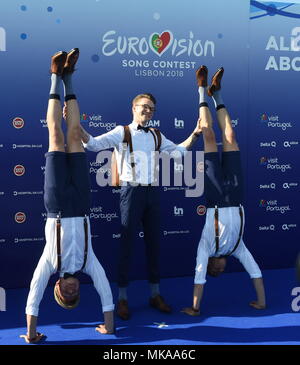 (180507) - Lissabon, 7. Mai 2018 (Xinhua) - tschechische Sängerin Mikolas Josef (C) stellt für Bilder, die während der blaue Teppich Zeremonie der 63. Ausgabe des Eurovision Song Contest 2018 am Altice Arena in Lissabon am 6. Mai 2018. Der Eurovision Song Contest 2018 in Lissabon werden von Mai 8 bis 12, 2018 statt. (Xinhua / Zhang Liyun) (GJ) Stockfoto