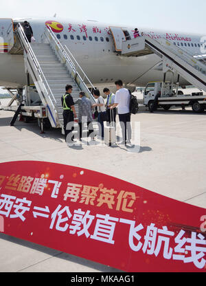 (180507) - XI'AN, 7. Mai 2018 (Xinhua) - Passagiere einen Direktflug von Xi'an nach London in der Xi'an Xianyang International Airport in Xianyang Stadt im Nordwesten der chinesischen Provinz Shaanxi, 7. Mai 2018. Eine direkte Flugroute geöffnet Montag zwischen Xi'an, die Hauptstadt der Provinz Shaanxi im Nordwesten Chinas, und London, die Hauptstadt von Großbritannien. Tianjin Airlines wird die Luft Service bedienen jeden Montag und Freitag mit dem Airbus A330. Der Flug ist das 7. direkte Flugroute Verknüpfung von Xi'an mit Europa. (Xinhua / Shao Rui) (sxk) Stockfoto