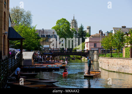 Cambridge, Großbritannien. 7. Mai, 2018. Touristen genießen die Bank Holiday Sonnenschein entlang dem Fluss Cam in Cambridge, England. CamNews/Alamy leben Nachrichten Stockfoto