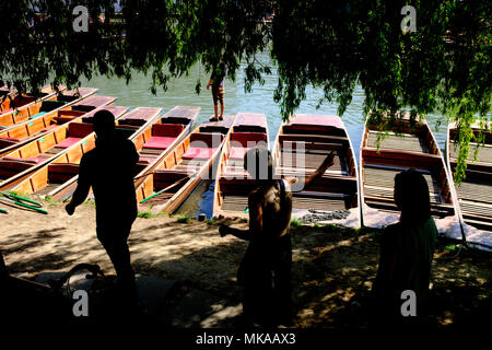 Cambridge, Großbritannien. 7. Mai, 2018. Touristen genießen die Bank Holiday Sonnenschein entlang dem Fluss Cam in Cambridge, England. CamNews/Alamy leben Nachrichten Stockfoto