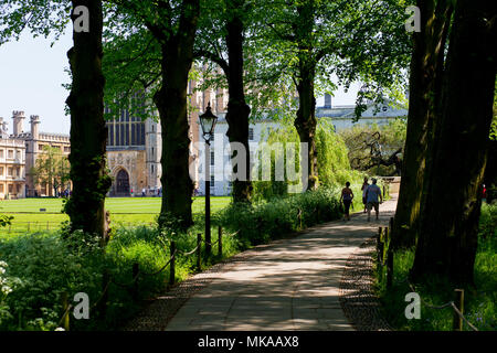 Cambridge, Großbritannien. 7. Mai, 2018. Touristen genießen die Bank Holiday Sonnenschein entlang dem Fluss Cam in Cambridge, England. CamNews/Alamy leben Nachrichten Stockfoto