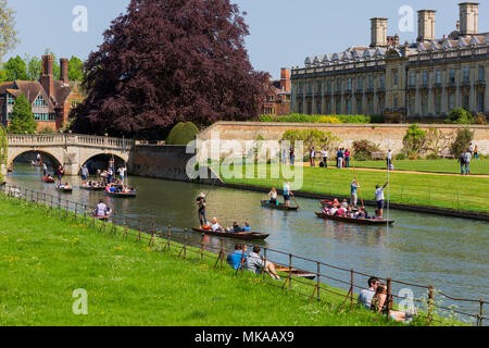 Cambridge, Großbritannien. 7. Mai, 2018. Touristen genießen die Bank Holiday Sonnenschein entlang dem Fluss Cam in Cambridge, England. CamNews/Alamy leben Nachrichten Stockfoto