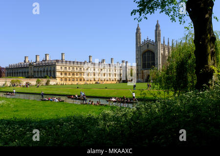 Cambridge, Großbritannien. 7. Mai, 2018. Touristen genießen die Bank Holiday Sonnenschein außerhalb des King's College Chapel in Cambridge, England. CamNews/Alamy leben Nachrichten Stockfoto