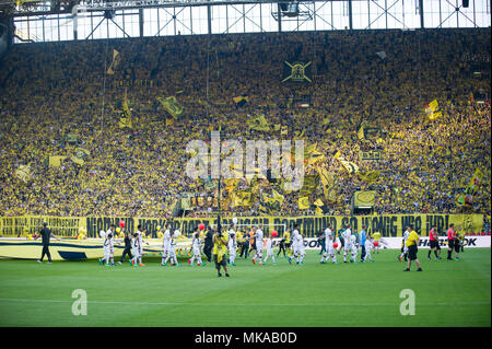 Dortmund Fans haben eine Fahne während die Kampagne der Mannschaft hing: Keine - keine Leidenschaft, keine Mut - Kein Team, Niemand mischt Borussia Dortmund so viel wie Sie!, Kritik, Ventilator, Ventilatoren, Zuschauer, Fans, Anhänger, Protest, Funktion, Allgemein, Randmotiv, Fußball 1. 1. Fussballbundesliga, 31. Spieltag, Borussia Dortmund (DO) - Bayer 04 Leverkusen (LEV), am 21/04/in Dortmund/Deutschland 2018. | Verwendung weltweit Stockfoto