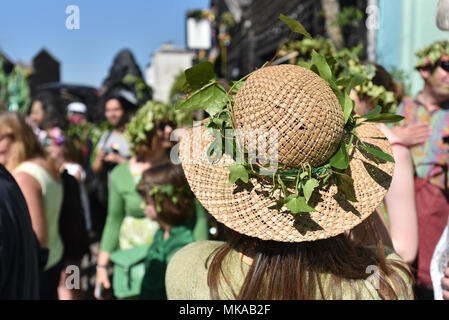 Hastings, Großbritannien. 7. Mai 2018. Hastings Stadt feiert das Traditionelle Jack im Grünen feiern den Sommer mit einer Prozession mit Morris tanzen. Quelle: Matthew Chattle/Alamy leben Nachrichten Stockfoto