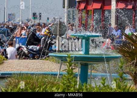 Hastings, East Sussex, UK. 7. Mai, 2018. UK Wetter: Sehr heißen Tag in der Küstenstadt Hastings in East Sussex mit Temperaturen über 25 °C. Die Bike 1066 Tag kann Partei geleitet ist in vollem Gange, als Tausende Motorradfahrer an der Küste auf dieser traditionellen Tag der Veranstaltung. Jetzt in seinem 40. Jahr. © Paul Lawrenson 2018, Foto: Paul Lawrenson/Alamy leben Nachrichten Stockfoto