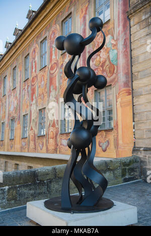 20 April 2018, Deutschland, Bamberg: Die Skulptur "Ich will alles von dir' (lit. Ich will alles von dir) von portugiesischen Künstlers Rui Scheuert ist auf der Brücke vor dem Alten Rathaus. Foto: Nicolas Armer/dpa Stockfoto