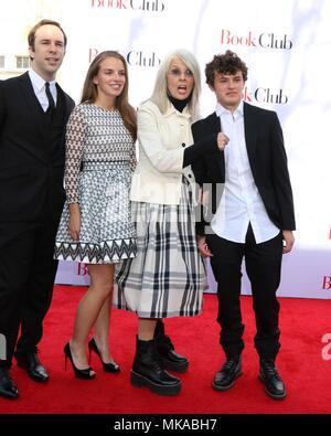 Gast, Dexter Keaton, Diane Keaton, Herzog Keaton in der Ankunftshalle für BOOK CLUB Premiere, Regency Dorf Theater - Westwood, Los Angeles, CA 6. Mai 2018. Foto von: Priscilla Grant/Everett Collection Stockfoto