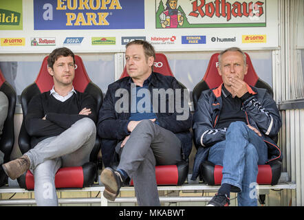 Freiburg, Deutschland. 28 Apr, 2018. Von links nach rechts Jochen SAIER (FR, Management Sport), Klemens HARTENBACH (FR, sportlicher Direktor), Trainer Christian Streich (FR). Fussball 1. 1. Fussballbundesliga, 32. Spieltag, SC Freiburg (FR)-FC Köln (K) 3:2, am 28/04/2018 in Freiburg/Deutschland. | Verwendung der weltweiten Kredit: dpa/Alamy leben Nachrichten Stockfoto