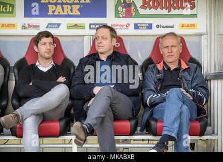 Freiburg, Deutschland. 28 Apr, 2018. Von links nach rechts Jochen SAIER (FR, Management Sport), Klemens HARTENBACH (FR, sportlicher Direktor), Trainer Christian Streich (FR). Fussball 1. 1. Fussballbundesliga, 32. Spieltag, SC Freiburg (FR)-FC Köln (K) 3:2, am 28/04/2018 in Freiburg/Deutschland. | Verwendung der weltweiten Kredit: dpa/Alamy leben Nachrichten Stockfoto