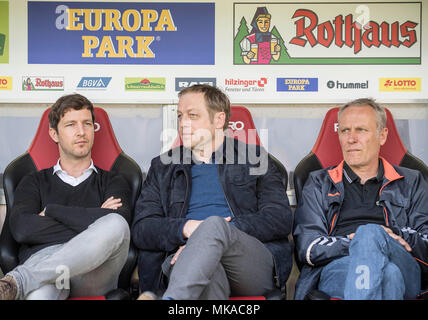 Freiburg, Deutschland. 28 Apr, 2018. Von links nach rechts Jochen SAIER (FR, Management Sport), Klemens HARTENBACH (FR, sportlicher Direktor), Trainer Christian Streich (FR). Fussball 1. 1. Fussballbundesliga, 32. Spieltag, SC Freiburg (FR)-FC Köln (K) 3:2, am 28/04/2018 in Freiburg/Deutschland. | Verwendung der weltweiten Kredit: dpa/Alamy leben Nachrichten Stockfoto