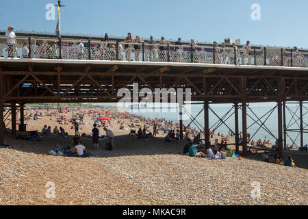 Brighton & Hove Strand, East Sussex, UK. 7. Mai 2018. Brighton & Hove Strand Bank Holiday als tempretures erreichen Rekordniveau für eine Anfang Mai urlaub Wetter. Stadt Brighton & Hove Strand, East Sussex, UK. 7. Mai 2018 Credit: David Smith/Alamy leben Nachrichten Stockfoto