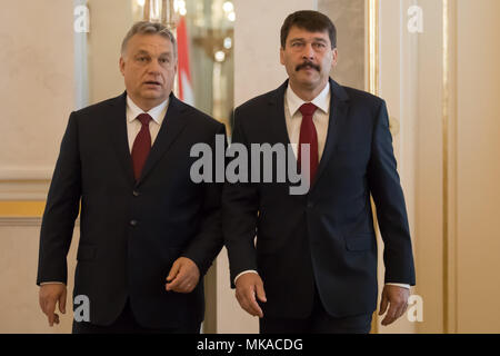 Budapest, Ungarn. 7. Mai, 2018. Ungarns Präsident Janos Ader (R) trifft sich mit Ministerpräsident Viktor Orban während einer gemeinsamen Pressekonferenz des Präsidenten der in Budapest, Ungarn, am 7. Mai 2018. Der ungarische Präsident Janos Ader beauftragte Premierminister Viktor Orban der Fidesz-KDNP Partei Allianz am Montag eine neue Regierung zu bilden, nach den Wahlen am 8. April. Credit: Attila Volgyi/Xinhua/Alamy leben Nachrichten Stockfoto