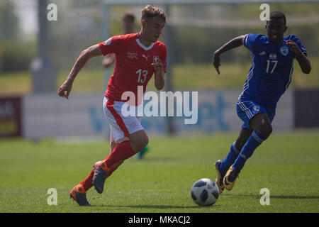 Jan Wornhard (Schweiz) nimmt auf Eval Einbrom (Israel) während der 2018 UEFA U-17 Meisterschaft Gruppe eine Übereinstimmung zwischen der Schweiz und Israel in St. George's Park am 7. Mai 2018 in Burton upon Trent, England. (Foto von Richard Burley/phcimages.com) Stockfoto