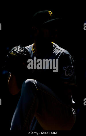 Milwaukee, WI, USA. 6. Mai, 2018. Pittsburgh Pirates Krug Tschad Kuhl #39 liefert ein Pitch während der Major League Baseball Spiel zwischen den Milwaukee Brewers und die Pittsburgh Pirates am Miller Park in Milwaukee, WI. John Fisher/CSM/Alamy leben Nachrichten Stockfoto
