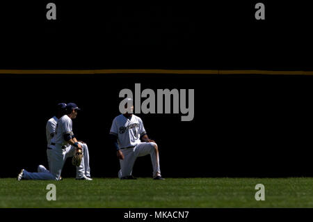 Milwaukee, WI, USA. 6. Mai, 2018. Milwaukee Brewers rechter Feldspieler Domingo Santana #16 Chats mit linken Feldspieler Christian Yelich Nr. 22 und die mittelfeldspieler Lorenzo Kain #6 Während ein Pitching änderung in der Major League Baseball Spiel zwischen den Milwaukee Brewers und die Pittsburgh Pirates am Miller Park in Milwaukee, WI. John Fisher/CSM/Alamy leben Nachrichten Stockfoto