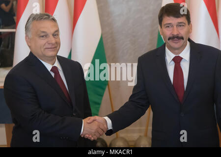 Budapest, Ungarn. 7. Mai, 2018. Ungarns Präsident Janos Ader (R) schüttelt Hände mit Ministerpräsident Viktor Orban während einer gemeinsamen Pressekonferenz des Präsidenten der in Budapest, Ungarn, am 7. Mai 2018. Der ungarische Präsident Janos Ader beauftragte Premierminister Viktor Orban der Fidesz-KDNP Partei Allianz am Montag eine neue Regierung zu bilden, nach den Wahlen am 8. April. Credit: Attila Volgyi/Xinhua/Alamy leben Nachrichten Stockfoto