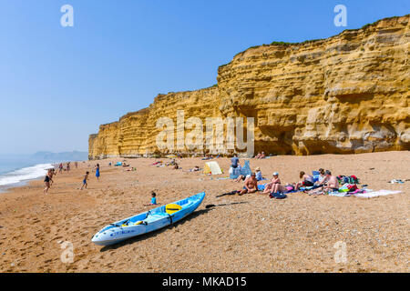 Burton Bradstock, Dorset, Großbritannien. 7. Mai 2018. UK Wetter. Urlauber und Besucher strömen zum Strand von Burton Bradstock in Dorset auf die Rekordverdächtige heißen sonnigen Feiertag Montag Temperaturen genießen. Foto: Graham Jagd-/Alamy leben Nachrichten Stockfoto