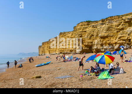 Burton Bradstock, Dorset, Großbritannien. 7. Mai 2018. UK Wetter. Urlauber und Besucher strömen zum Strand von Burton Bradstock in Dorset auf die Rekordverdächtige heißen sonnigen Feiertag Montag Temperaturen genießen. Foto: Graham Jagd-/Alamy leben Nachrichten Stockfoto