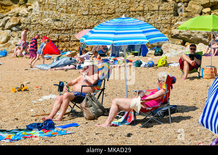 Burton Bradstock, Dorset, Großbritannien. 7. Mai 2018. UK Wetter. Urlauber und Besucher strömen zum Strand von Burton Bradstock in Dorset auf die Rekordverdächtige heißen sonnigen Feiertag Montag Temperaturen genießen. Foto: Graham Jagd-/Alamy leben Nachrichten Stockfoto