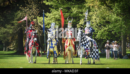 Oxford, UK, 7. Mai 2018. Ritterturnier in Blenheim Palace. Ritter im Kampf in den Schlosspark. Richard Höhle/Alamy leben Nachrichten Stockfoto