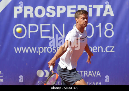 Ostrava, Tschechische Republik. 06 Mai, 2018. Tennis Player NINO SERDARUSIC von Kroatien in Aktion während der Match gegen den belgischen Spieler De Greef am Tennis der Prosperita öffnen Männer Challenger Turnier in Ostrava, Tschechische Republik, 6. Mai 2018. Credit: Petr Sznapka/CTK Photo/Alamy leben Nachrichten Stockfoto