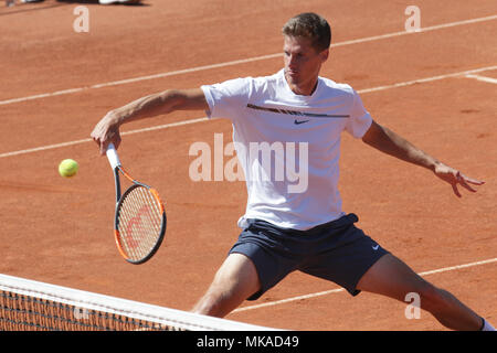 Ostrava, Tschechische Republik. 06 Mai, 2018. Tennis Player NINO SERDARUSIC von Kroatien in Aktion während der Match gegen den belgischen Spieler De Greef am Tennis der Prosperita öffnen Männer Challenger Turnier in Ostrava, Tschechische Republik, 6. Mai 2018. Credit: Petr Sznapka/CTK Photo/Alamy leben Nachrichten Stockfoto