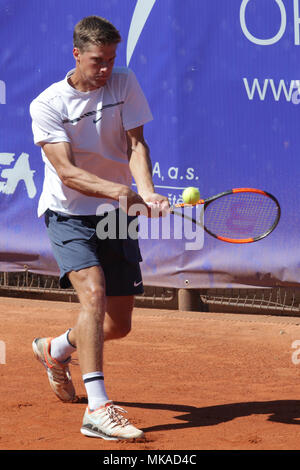 Ostrava, Tschechische Republik. 06 Mai, 2018. Tennis Player NINO SERDARUSIC von Kroatien in Aktion während der Match gegen den belgischen Spieler De Greef am Tennis der Prosperita öffnen Männer Challenger Turnier in Ostrava, Tschechische Republik, 6. Mai 2018. Credit: Petr Sznapka/CTK Photo/Alamy leben Nachrichten Stockfoto