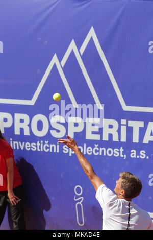 Ostrava, Tschechische Republik. 06 Mai, 2018. Tennis Player NINO SERDARUSIC von Kroatien in Aktion während der Match gegen den belgischen Spieler De Greef am Tennis der Prosperita öffnen Männer Challenger Turnier in Ostrava, Tschechische Republik, 6. Mai 2018. Credit: Petr Sznapka/CTK Photo/Alamy leben Nachrichten Stockfoto