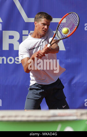 Ostrava, Tschechische Republik. 06 Mai, 2018. Tennis Player NINO SERDARUSIC von Kroatien in Aktion während der Match gegen den belgischen Spieler De Greef am Tennis der Prosperita öffnen Männer Challenger Turnier in Ostrava, Tschechische Republik, 6. Mai 2018. Credit: Petr Sznapka/CTK Photo/Alamy leben Nachrichten Stockfoto