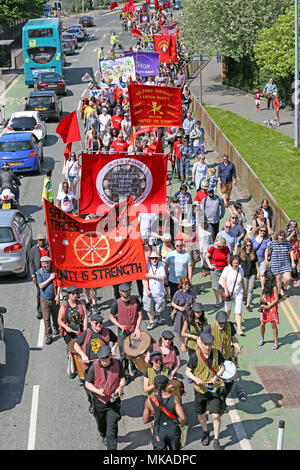 Salford, UK. 7. Mai, 2018. Hunderte melden Sie März von Dartford Platz der Heiligen Dreifaltigkeit Kirche auf Internationale Arbeiter Tag, die oft als Tag oder Tag der Arbeit, das ist eine Feier der Arbeiterklasse, Salford, 7. Mai 2018 (C) Barbara Cook/Alamy leben Nachrichten Stockfoto