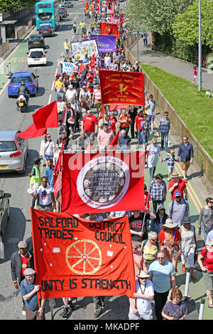 Salford, UK. 7. Mai, 2018. Hunderte melden Sie März von Dartford Platz der Heiligen Dreifaltigkeit Kirche auf Internationale Arbeiter Tag, die oft als Tag oder Tag der Arbeit, das ist eine Feier der Arbeiterklasse, Salford, 7. Mai 2018 (C) Barbara Cook/Alamy leben Nachrichten Stockfoto