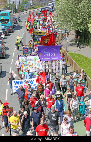 Salford, UK. 7. Mai, 2018. Hunderte melden Sie März von Dartford Platz der Heiligen Dreifaltigkeit Kirche auf Internationale Arbeiter Tag, die oft als Tag oder Tag der Arbeit, das ist eine Feier der Arbeiterklasse, Salford, 7. Mai 2018 (C) Barbara Cook/Alamy leben Nachrichten Stockfoto