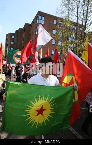 Salford, UK. 7. Mai, 2018. Hunderte melden Sie März von Dartford Platz der Heiligen Dreifaltigkeit Kirche auf Internationale Arbeiter Tag, die oft als Tag oder Tag der Arbeit, das ist eine Feier der Arbeiterklasse, Salford, 7. Mai 2018 (C) Barbara Cook/Alamy leben Nachrichten Stockfoto