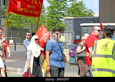 Salford, UK. 7. Mai, 2018. Hunderte melden Sie März von Dartford Platz der Heiligen Dreifaltigkeit Kirche auf Internationale Arbeiter Tag, die oft als Tag oder Tag der Arbeit, das ist eine Feier der Arbeiterklasse, Salford, 7. Mai 2018 (C) Barbara Cook/Alamy leben Nachrichten Stockfoto