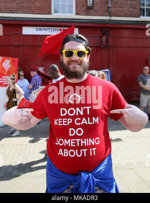 Salford, UK. 7. Mai, 2018. Ein Mann mit einem T-Shirt mit folgendem 'Dont ruhig etwas halten über es tun' verbindet März von Dartford Platz der Heiligen Dreifaltigkeit Kirche auf Internationale Arbeiter Tag, oft als Tag oder Tag der Arbeit, das ist eine Feier der Arbeiterklasse, Salford, 7. Mai 2018 (C) Barbara Cook/Alamy Leben Nachrichten bezeichnet Stockfoto
