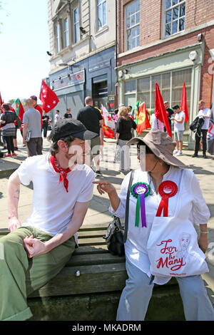 Salford, UK. 7. Mai, 2018. Arbeitnehmer erfassen in Bexley Square März an die Heilige Dreifaltigkeit Kirche auf Internationale Arbeiter Tag beitreten, die oft als Tag oder Tag der Arbeit, das ist eine Feier der Arbeiterklasse, Salford, 7. Mai 2018 (C) Barbara Cook/Alamy leben Nachrichten Stockfoto